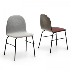 Sillas Terra Metal tapizadas de Omelette-Ed en Moises Showroom