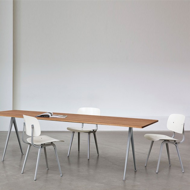 comedor con sillas Revolt blanco arroz pata beige HAY