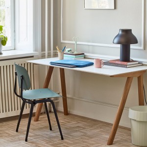 escritorio con silla Revolt verde petroleo pata negra HAY