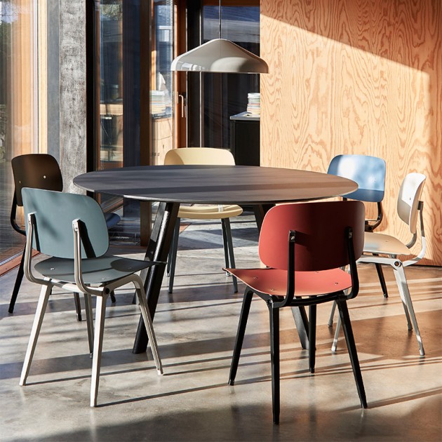 comedor con sillas Revolt colores HAY