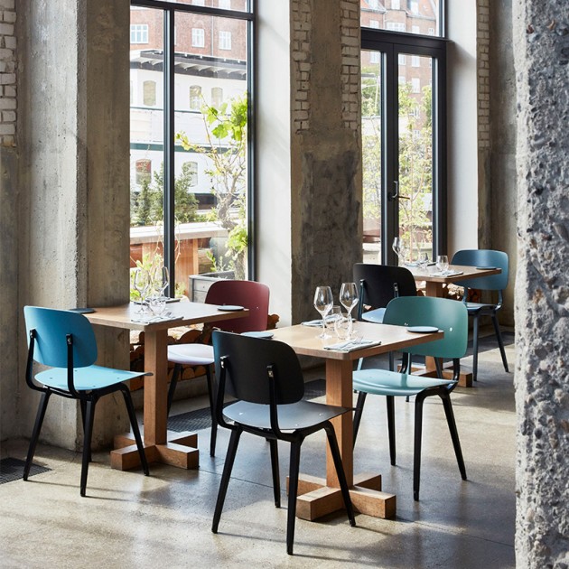 restaurante con sillas Revolt HAY