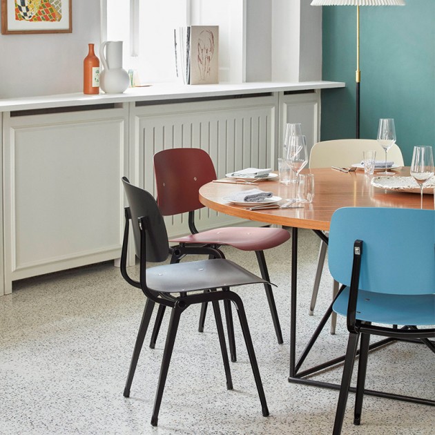 cocina con sillas Revolt HAY