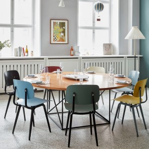 comedor con sillas Revolt patas negras HAY