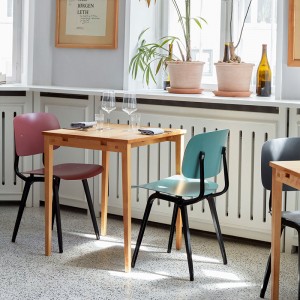 comedor sillas Revolt roja y verde petróleo patas negras HAY