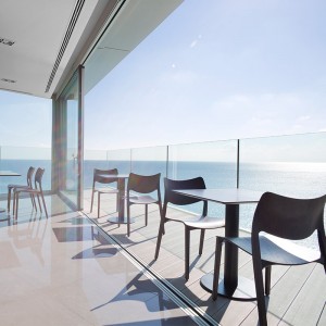 exterior con Mesa Zero Stua cuadrada