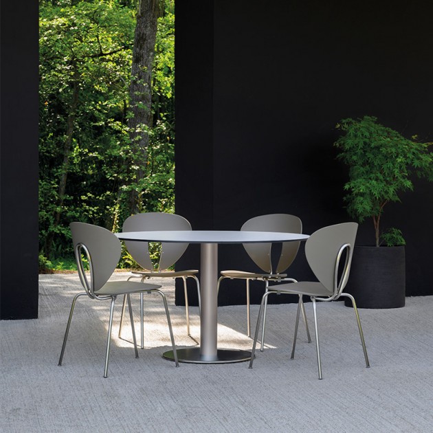 ambiente mesa Zero y sillas Globus Stua