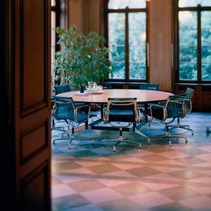 sala de reunión con sillas Aluminium EA108 Vitra