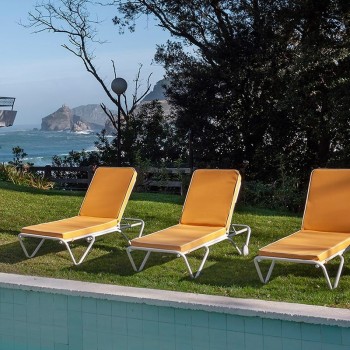 piscina con tumbonas Barceloneta con ruedas colchoneta amarilla piscina con tumbonas Barceloneta con ruedas colchoneta amarilla