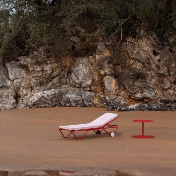 tumbona Barceloneta con ruedas roja ambiente tumbona Barceloneta con ruedas roja ambiente