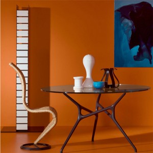 ambiente mesa Branch Cappellini sobre cristal base antracita