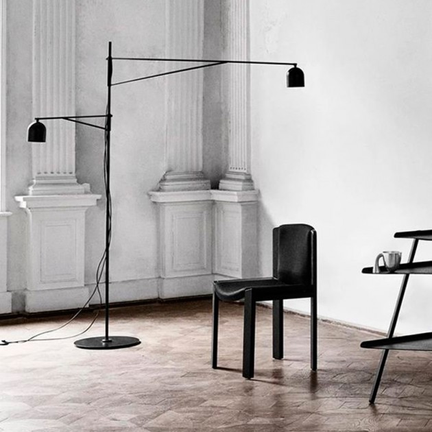 Lámpara de pie Awkward Light Floor de Karakter Copenhagen en Moises Showroom