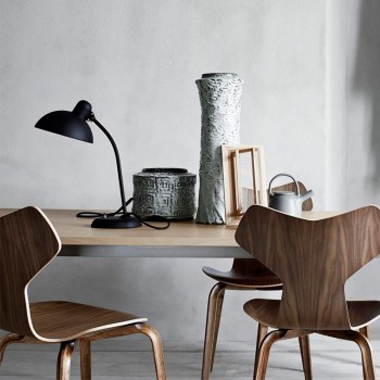 Habitación de estudio con lámpara de mesa Kaiser de Fritz Hansen Habitación de estudio con lámpara de mesa Kaiser de Fritz Hansen