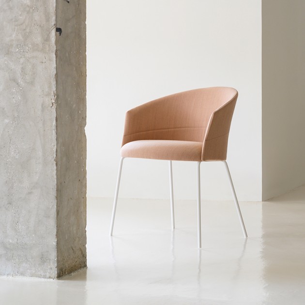 Silla Copa de Viccarbe con base de 4 pies metálicos en Moises Showroom