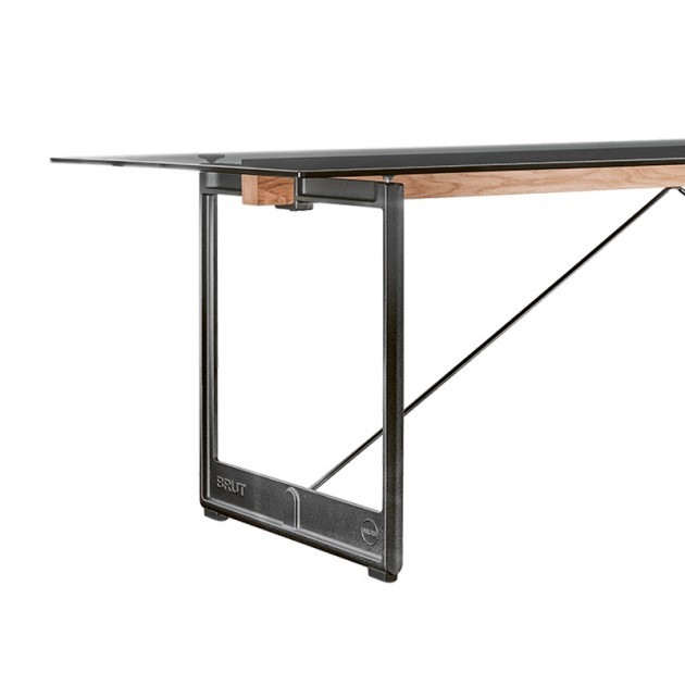 Mesa Brut estructura antracita y tablero de vidrio ahumado de Magis