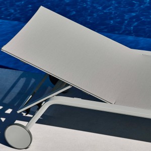Fotografía detalle en la piscina tumbona Stack con ruedas