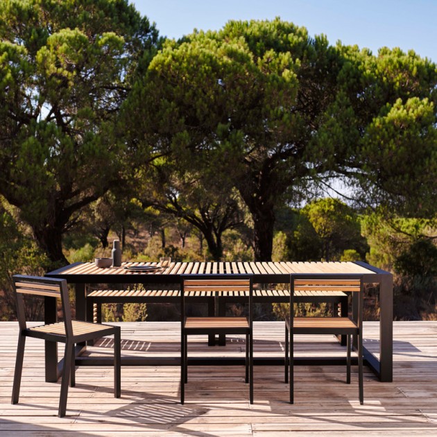 Terraza amueblada con mueble de comedor de exterior DNA teca de Gandía Blasco