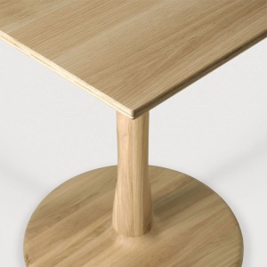 Detalle tablero y pie mesa Torsion cuadrada  en roble de Ethnicraft