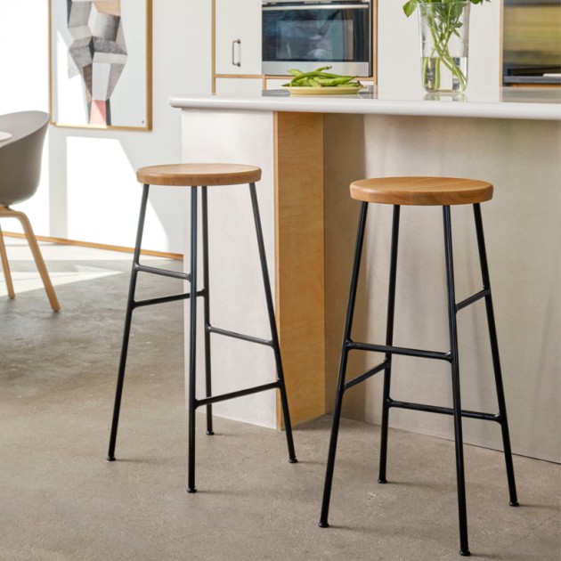 Cocina amueblada con Cornet Bar High Stool de HAY