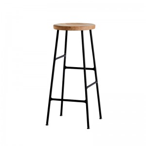 Taburete alto Cornet de HAY asiento oiled oak y estructura negra