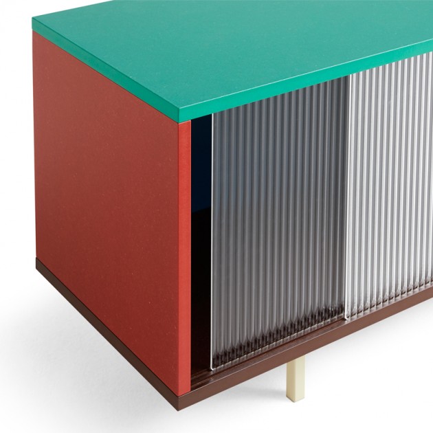 Detalle lateral Colour Cabinet M con puertas de vidrio