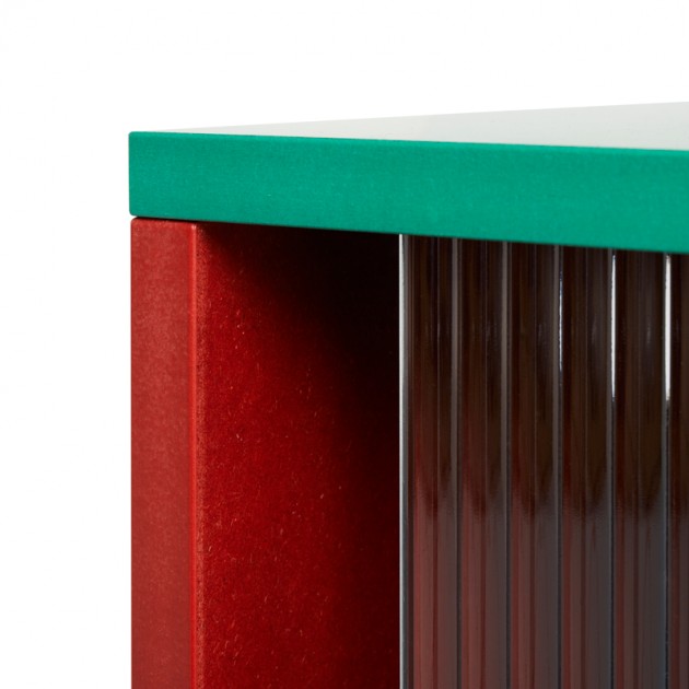 Lateral izquierdo detalle Colour Cabinet M con puertas de vidrio