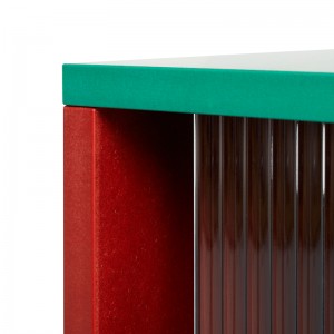 Lateral izquierdo detalle Colour Cabinet M con puertas de vidrio
