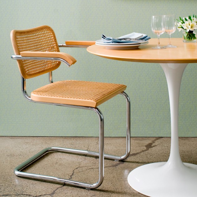 Imagen ambientada comedor silla Cesca con brazos ratán y haya natural
