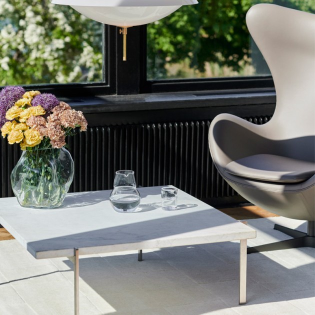 Imagen ambientada mesita PK61 mármol blanco de Fritz Hansen