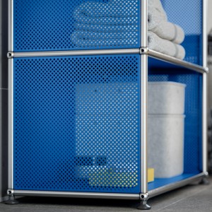 Imagen ambientada detalle estantería modular USM Haller perforada con plantas