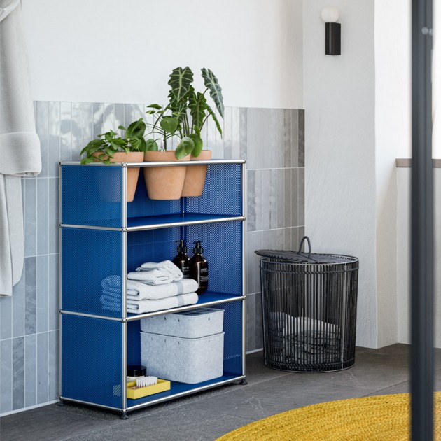Imagen ambientada estantería modular USM Haller perforada con plantas