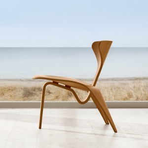 Imagen ambientada butaca PK0 A en madera de pino de Oregón de perfil de Fritz Hansen