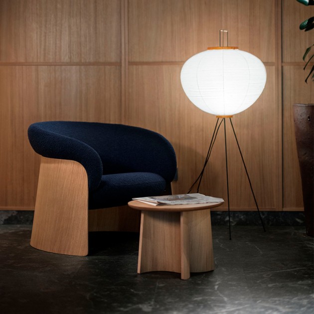 Mesas bajas Ginger y butaca Ginger Lounge madera de Ondarreta en Moises Showroom