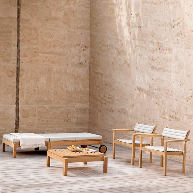 Reposapiés AH604F Carl Hansen ambiente jardín