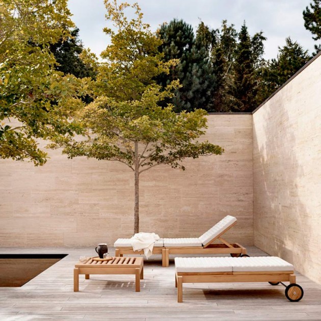 Reposapiés AH604F Carl Hansen ambiente jardín piscina