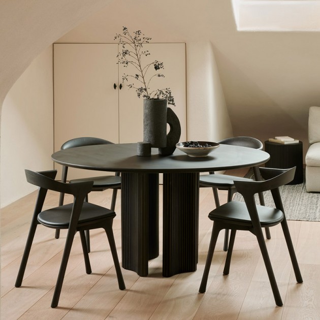 Imagen ambientada comedor con silla Bok marrón con cuero marrón de Ethnicraft