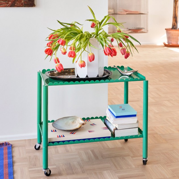 Imagen ambientada recibidor Arcs Trolley low jade green de HAY