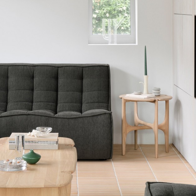 Imagen ambientada mesa auxiliar PI en madera de roble barnizado de Ethnicraft