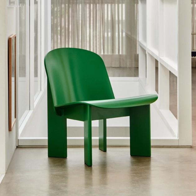 Imagen ambientada Chisel Lounge Chair madera de haya lacada en color verde Lush de HAY