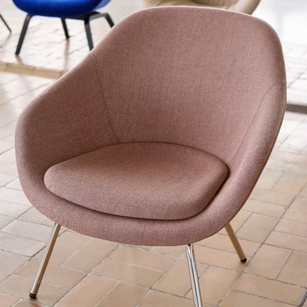 Imagen ambientada About A Lounge AAL 87 tapizado Re-Wool 648 y pata cromada de HAY