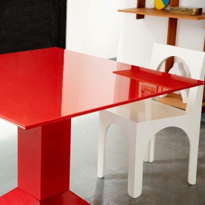 Mesa Mettsass roja ambientada BD Barcelona