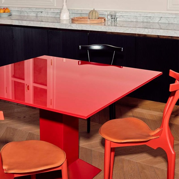 Mesa Mettsass roja ambiente BD Barcelona con gaulinos