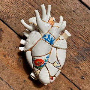 Imagen ambientada Love in Bloom Kintsugi de Seletti