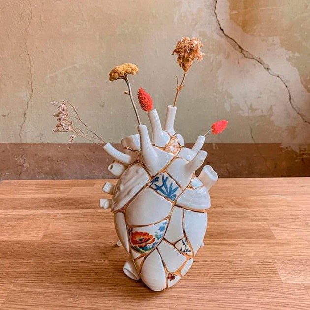 Imagen ambientada flores secas Love in Bloom Kintsugi de Seletti