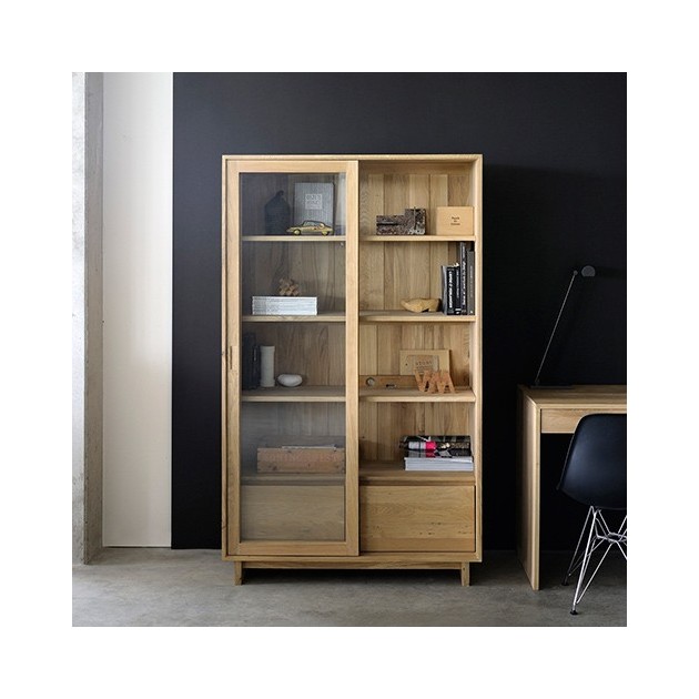 Vitrina colección Wave de Ethnicraft fabricada en madera de roble en ambiente acogedor