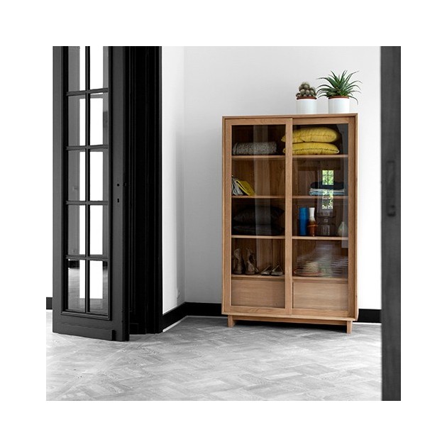 Vitrina wave en madera de roble natural expuesta en habitación blanca de Ethnicraft