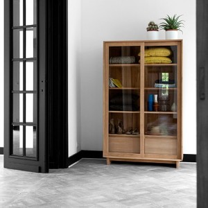 Vitrina wave en madera de roble natural expuesta en habitación blanca de Ethnicraft