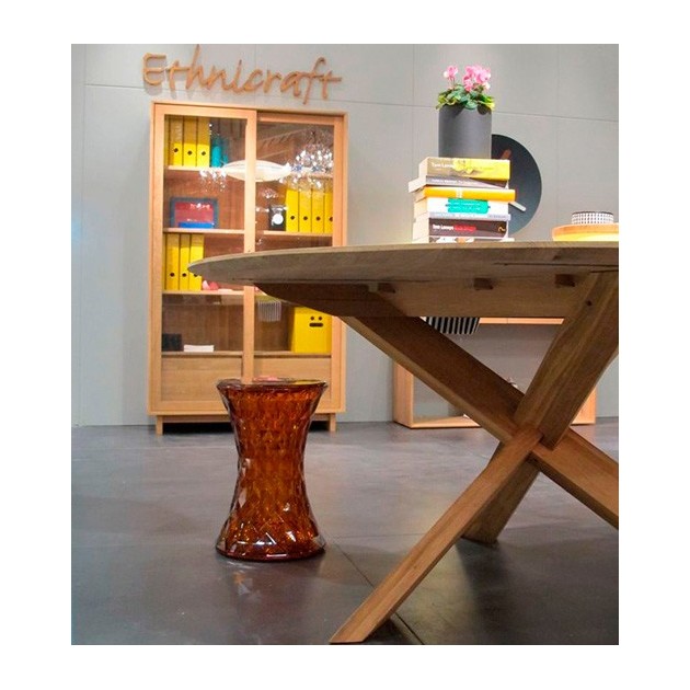 Vitrina colección Wave con Mesa de centro de colección Mikado y consola Wave al fondo. Todos muebles de Ethnicraft en roble.