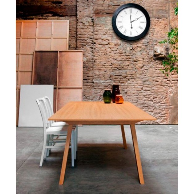 terraza con Mesa rectangular Mitis en roble de Punto Mobles